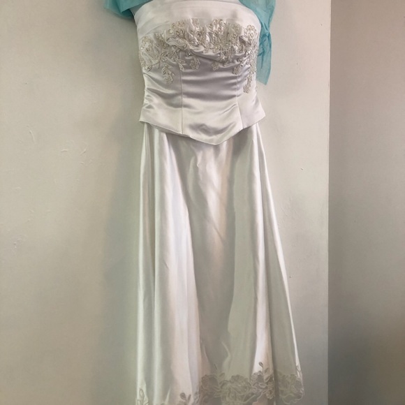 Vera wang inspired dress.purchased in Vancouver for 2500 -asking 250 - Picture 3 of 3